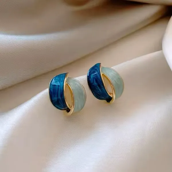 Curved Enamel Contrast Studs